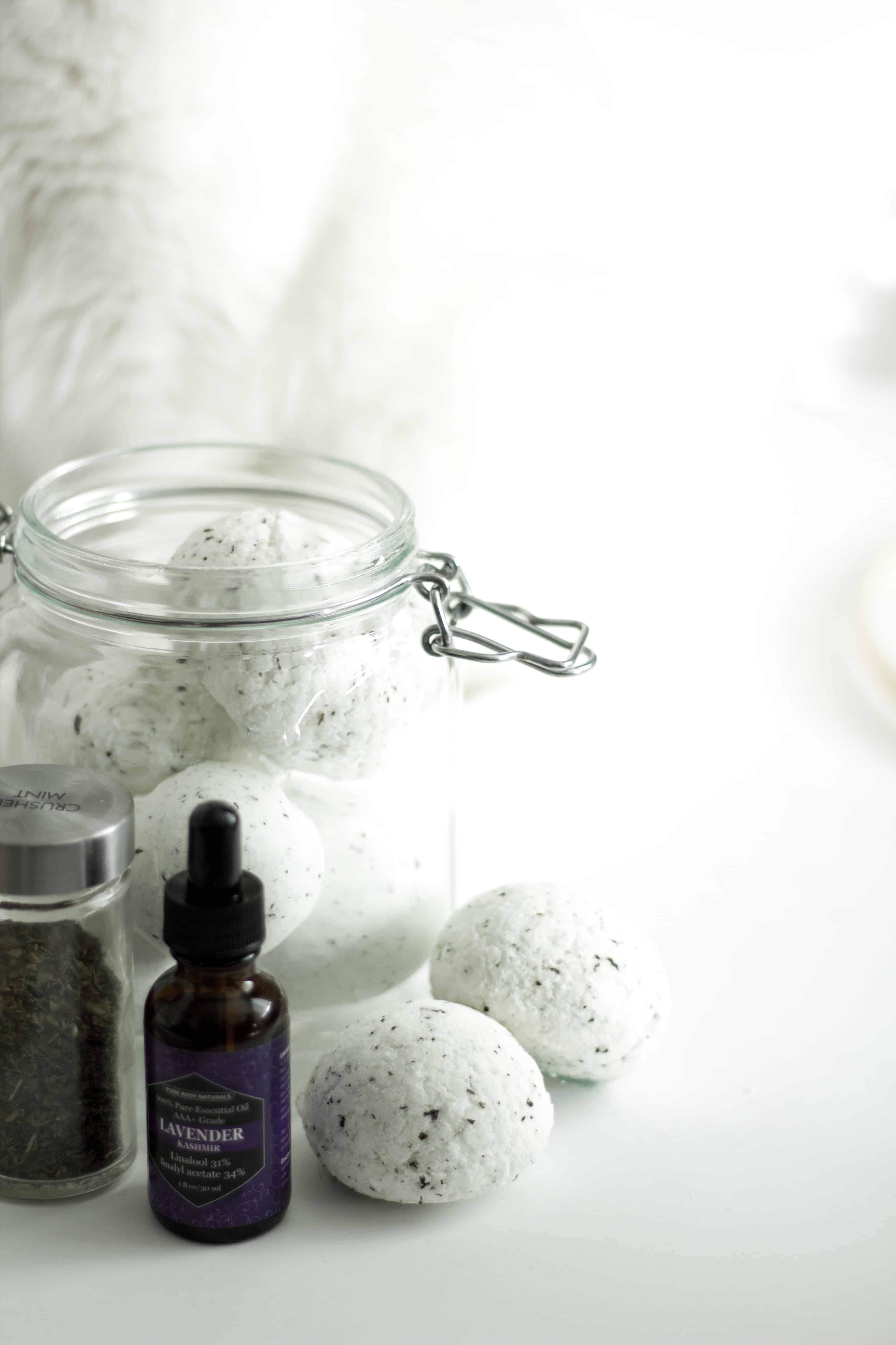 Step by step on how to create these delicious smelling bath bombs without them breaking, sagging or just falling apart!