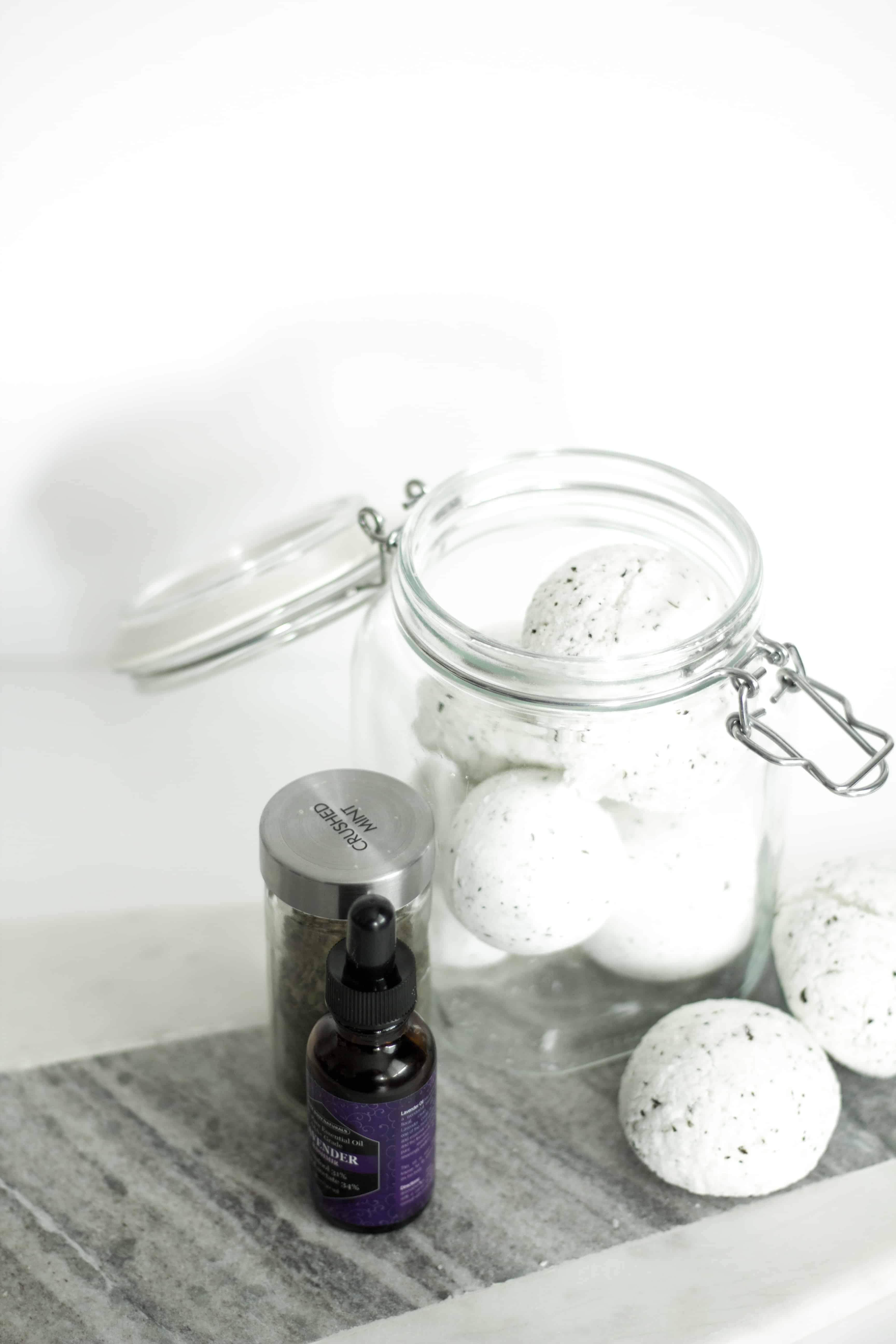 Step by step on how to create these delicious smelling bath bombs without them breaking, sagging or just falling apart!