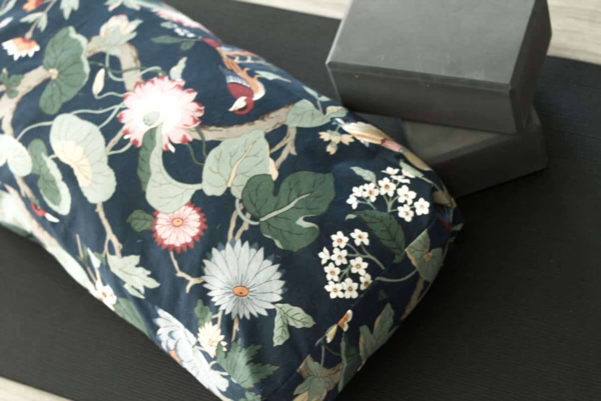 DIY Yoga Bolster - PRACTICAL & PRETTY