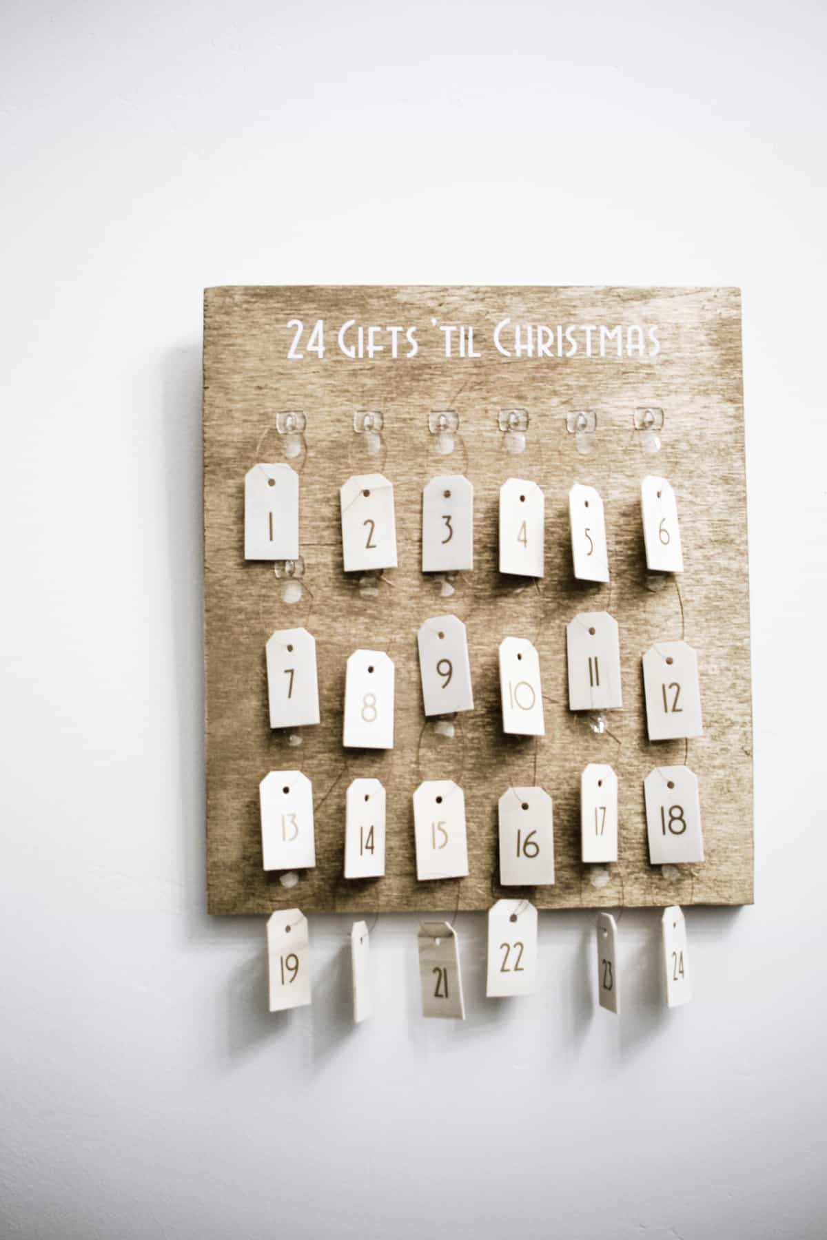 What better way to celebrate the coming holiday than 25 gifts of giving? The Christmas advent calendar will get you in the gift giving spirit #cricutmade #cricutholiday