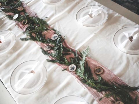 Who said you have to had to do dishes to have a beautiful tablescape?! Here are some tips to having a beautiful and disposable tablescape!