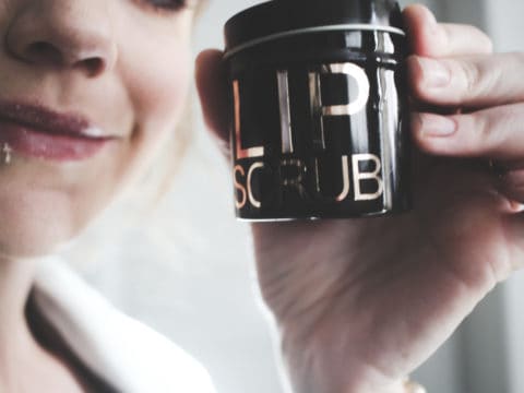 Make your own lip scrub to pamper yourself in minutes and be left with super soft lips! I also provide an easy cut file for you to label your lip scrub. 