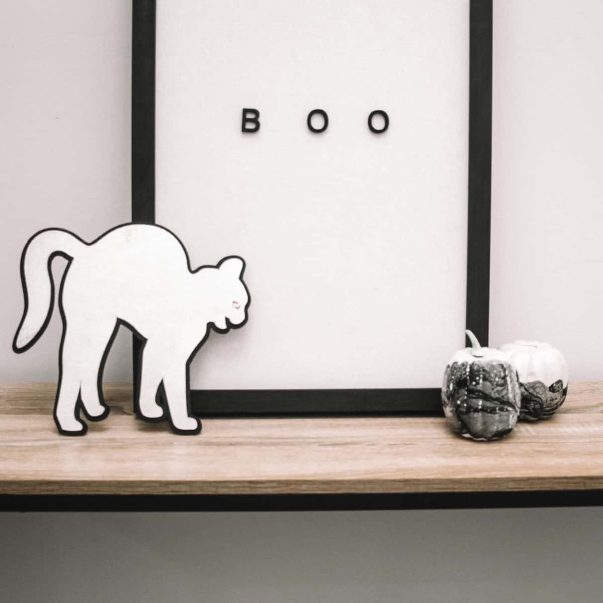 You can DIY your own halloween decor with this simple tutorial for a black cat chipboard sign!
