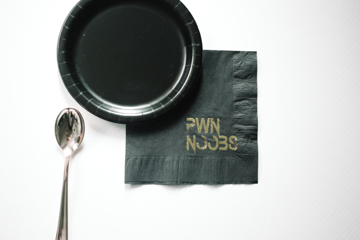 Gold foiled napkins with any custom message with this super simple tutorial for the fanciest or most casual occasion.