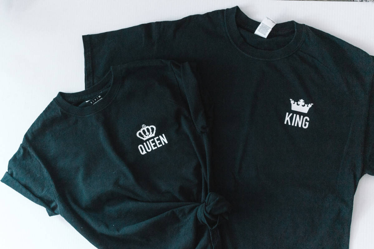 Twin with your spouse with these DIY ‘King’ and ‘Queen’ anniversary tee shirts by using this simple tutorial and only a few minutes of your time.