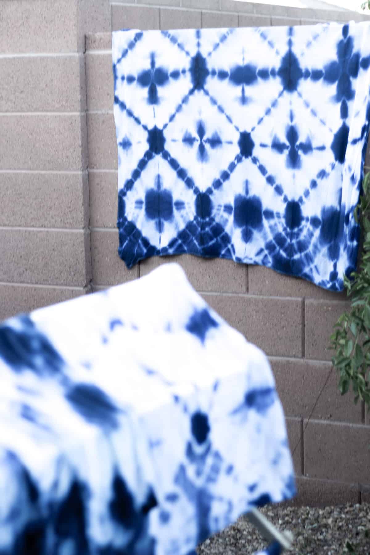 Indigo dye is an ancient art of dyeing that you can do at home. Although it is relatively simple, there are a few pitfalls to avoid that I help you navigate here!