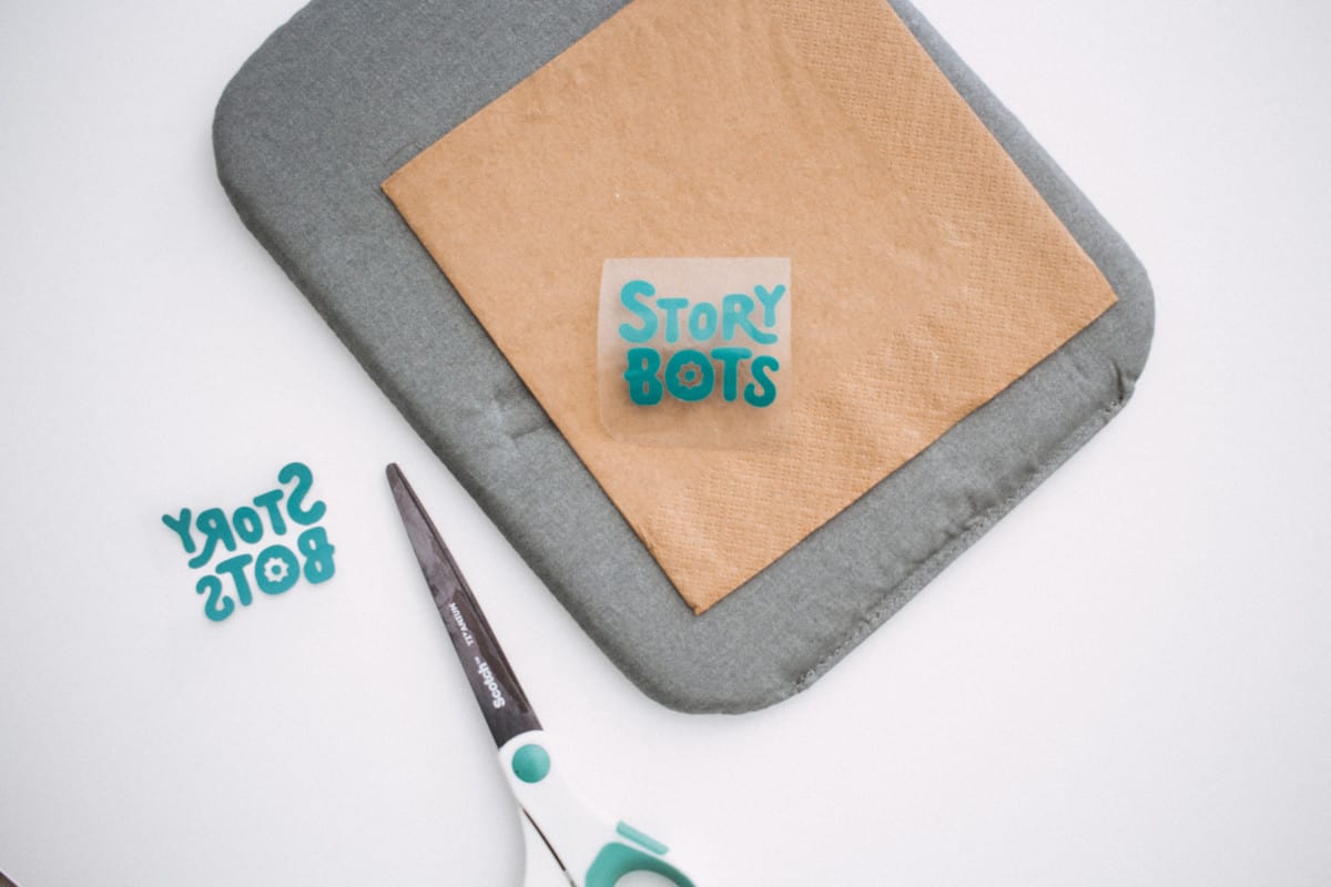 Learn how to make custom napkins for a StoryBots party! Whether you're having this theme of party or something else this is a simple process. 