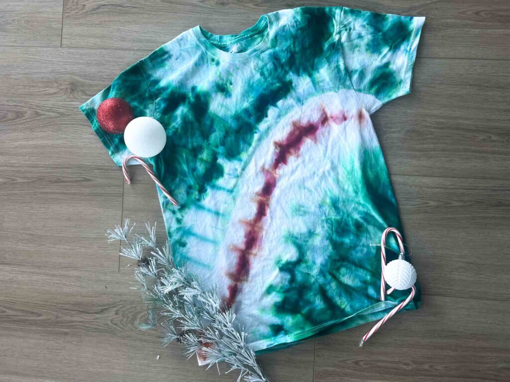 Follow along this simple tutorial of how to tie dye your very one candy cane t shirt. Visual, written and video instruction included!