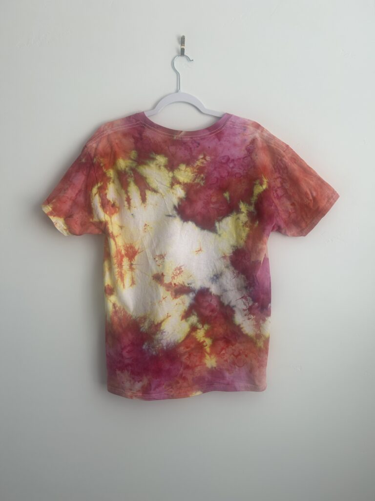 tie dye tee shirt using a scrunch method. very easy fold