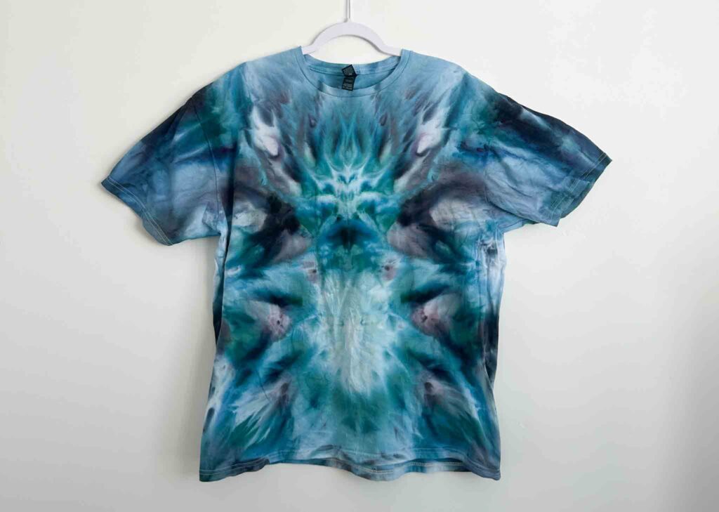 Gildan Softstyle white t-shirt tie dyed in a deity roll fold with Kingfisher Blue dye