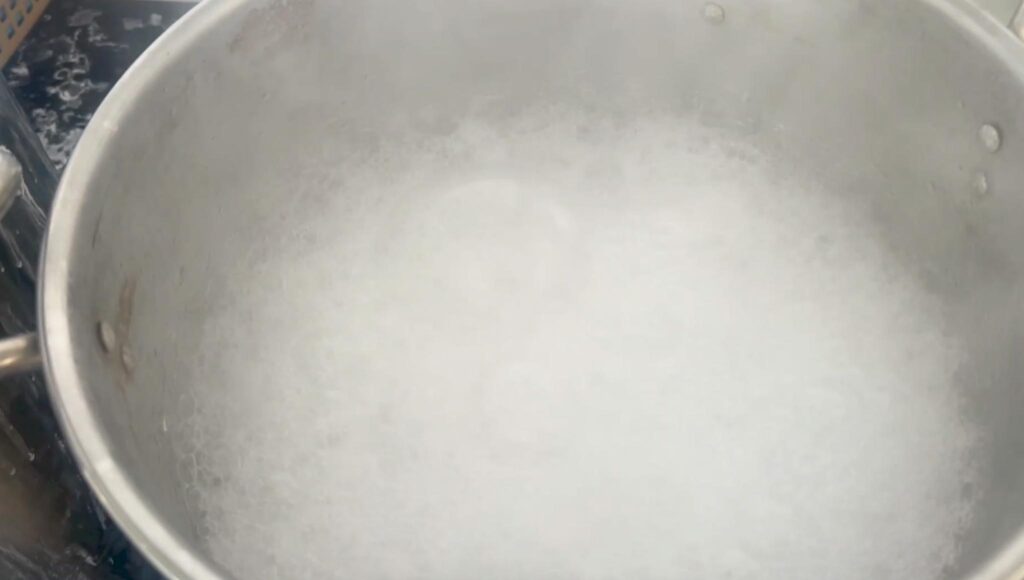Boiling water for the mordant bath used when dyeing with logwood